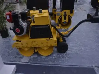 LTC8H压路机性能优势解析：高效压实与节能设计