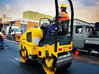 沃尔沃DD22压路机高效性能与稳定驾驶室优势