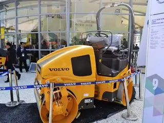 沃尔沃DD25W压路机高效性能 高频振动与低油耗优势