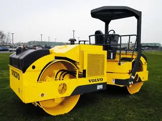沃尔沃DD90压路机高效性能与安全优势解析