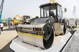 柳工6212E压路机性能优势分析 高效节能操作便捷