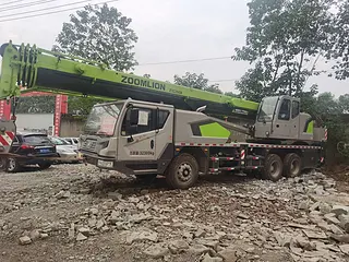 中联重科25吨汽车起重机性能优势解析，稳定高效作业利器