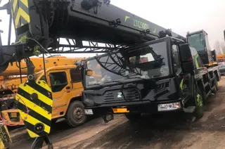 30吨汽车起重机性能优势分析 承载灵活安全高效