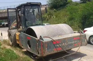 LT320S压路机性能特点分析 高效压实作业设备推荐